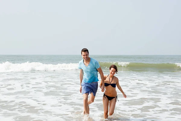 Casal Divertindo Mar — Fotografia de Stock