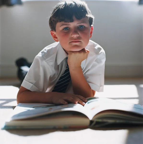 Niño Haciendo Tarea Suelo —  Fotos de Stock