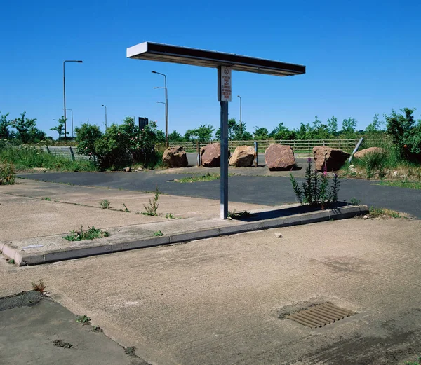 Opuszczona Stacja Benzynowa Błękitne Niebo — Zdjęcie stockowe