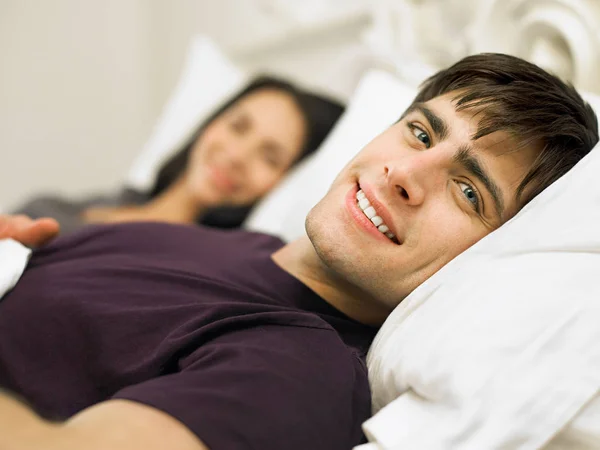 Jovem Casal Deitado Cama — Fotografia de Stock