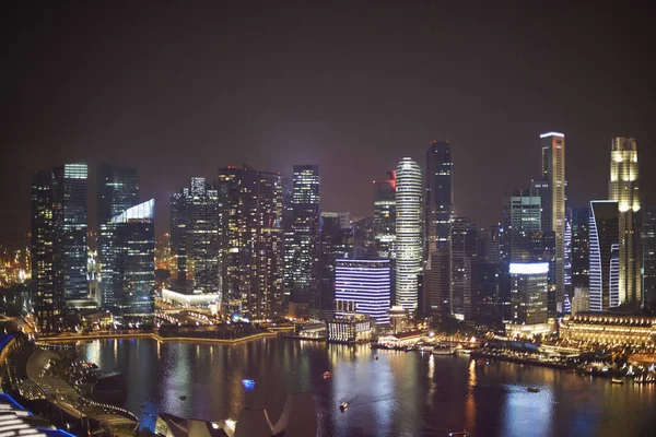 新加坡海滨摩天大楼的夜景 — 图库照片