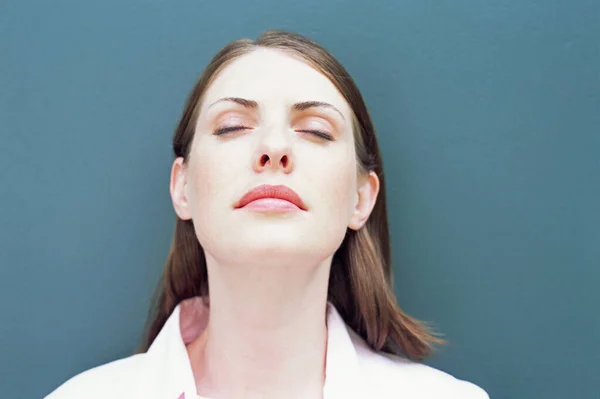 Frau Mit Geschlossenen Augen — Stockfoto