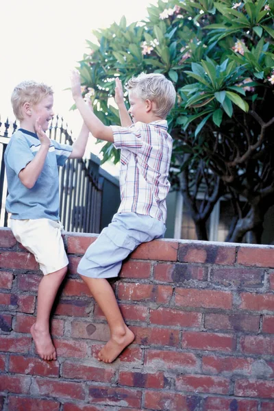 Chicos Jugando Pared — Foto de Stock