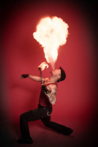 Male Fire Breather Performing – stockfoto