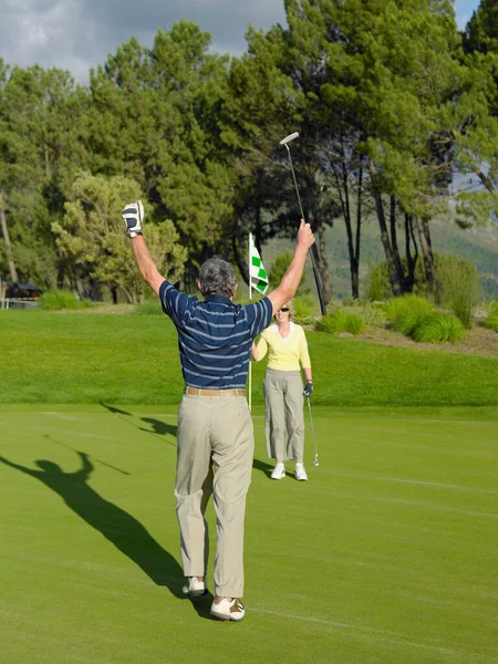 Pár Hraje Golf Zblízka — Stock fotografie