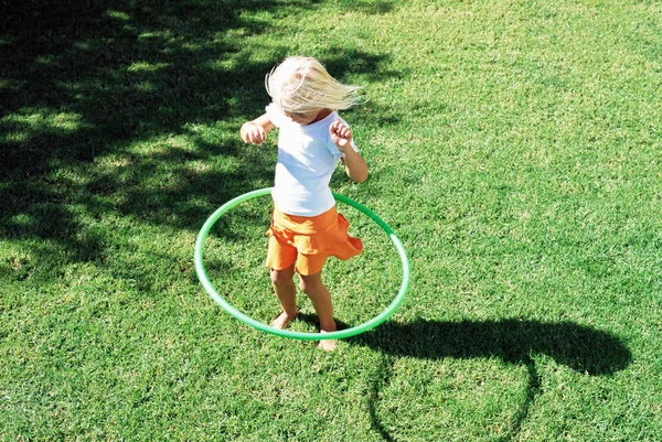 Girl Playing Hula Hoop — Stock Photo, Image
