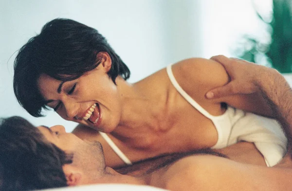 Pareja Cama Casa — Foto de Stock