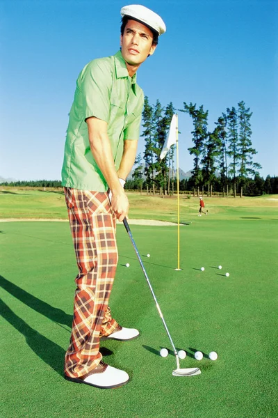 Uomo Che Gioca Golf Sul Campo — Foto Stock