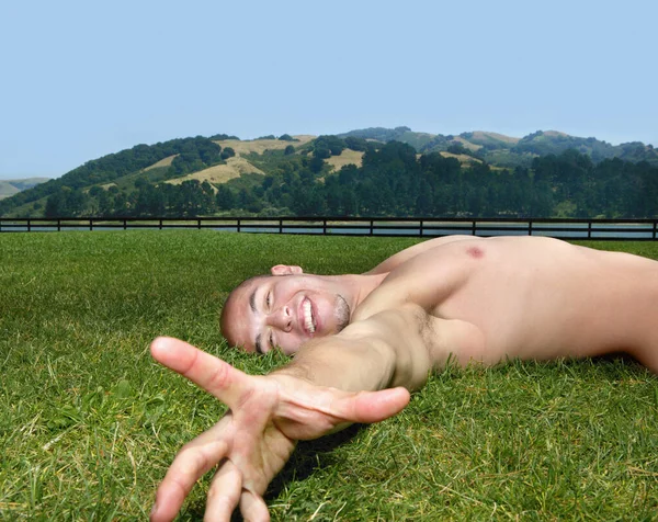 Mann Liegt Auf Dem Gras — Stockfoto