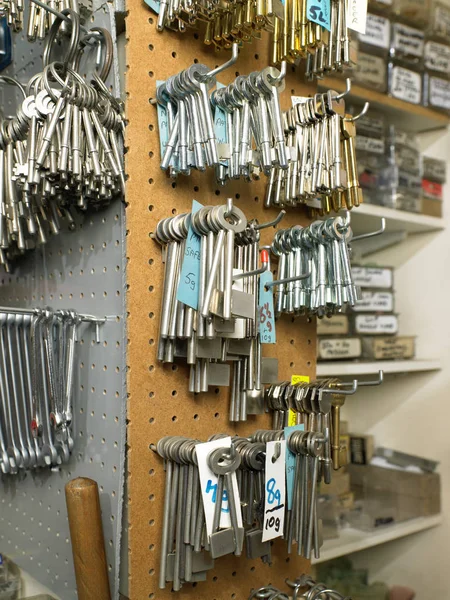 Klucze w sklepie z narzędziami — Zdjęcie stockowe