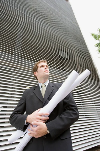 Επιχειρηματίας Σχέδια Που Στέκονται Μπροστά Από Ουρανοξύστη — Φωτογραφία Αρχείου