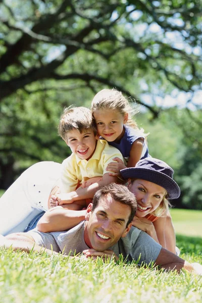 Famille Heureuse Dans Parc — Photo