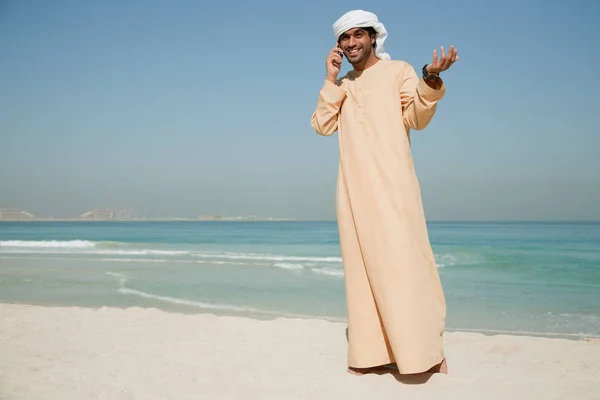 Středovýchodní Muž Pomocí Mobilního Telefonu Pláži — Stock fotografie