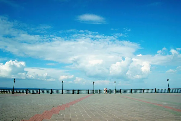 Облачное небо и горизонт — стоковое фото