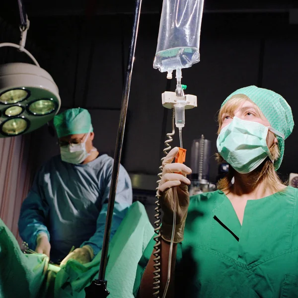 Медсестра Стежить Рідинами Концепція Хірургії — стокове фото