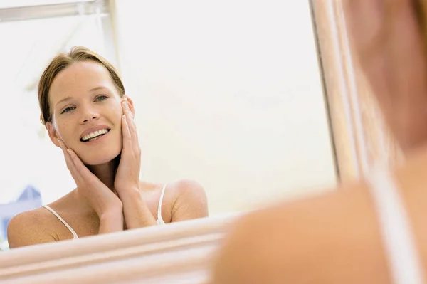 Girl Front Mirror — Stock Photo, Image