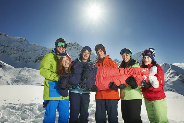 Amigos sosteniendo a una mujer en la nieve, Kuhtai, Austria — Foto de Stock