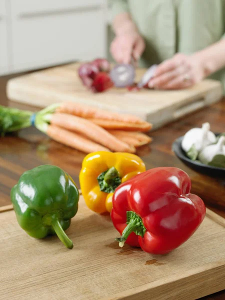 Vrouw Snijden Van Groenten Keuken — Stockfoto