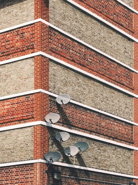 Detail Van Satellietschotels Die Aan Het Gebouw Zijn Bevestigd — Stockfoto