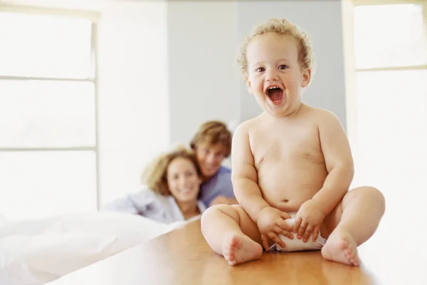 Szczęśliwe Dziecko Rodzicami — Zdjęcie stockowe