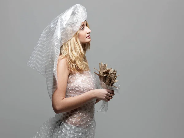 Mulher Vestindo Plástico Bolha Vestida Como Noiva — Fotografia de Stock