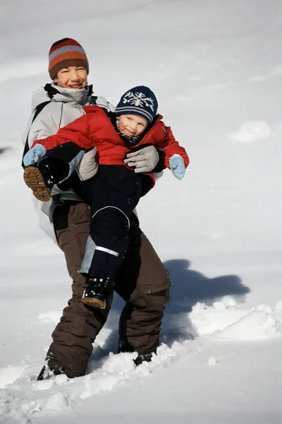 雪の中で遊ぶ兄弟 — ストック写真