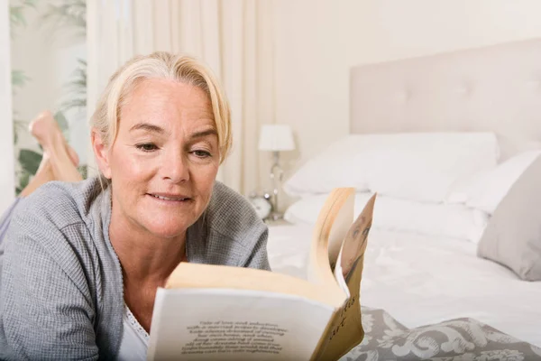 Mulher Madura Lendo Quarto — Fotografia de Stock