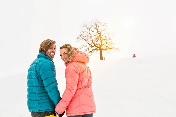 大人のカップル雪の中を歩くと 肩を見下ろす — ストック写真