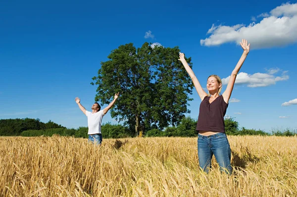 Coppia Campo Con Braccia Tese — Foto Stock