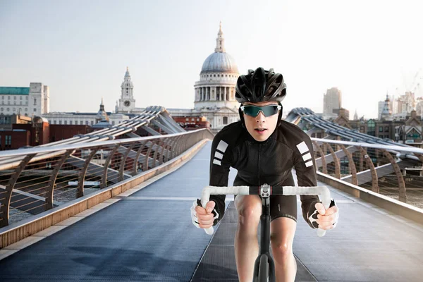 Bersepeda Atas Jembatan Millennium London Inggris — Stok Foto