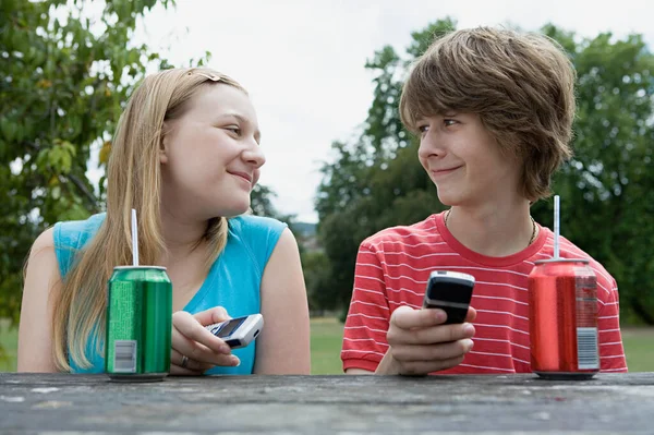 Pareja Adolescente Con Teléfonos Celulares Aire Libre — Foto de Stock