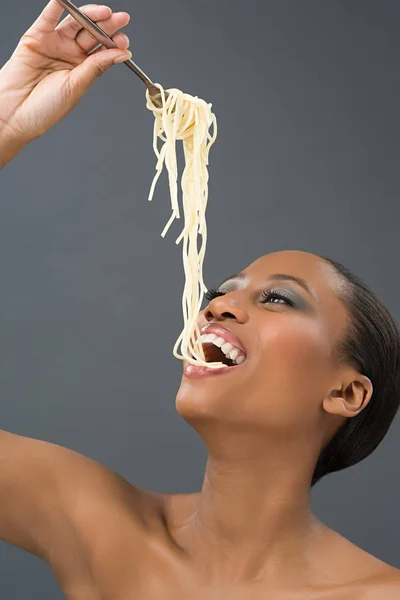 Frau Isst Spaghetti Studio — Stockfoto