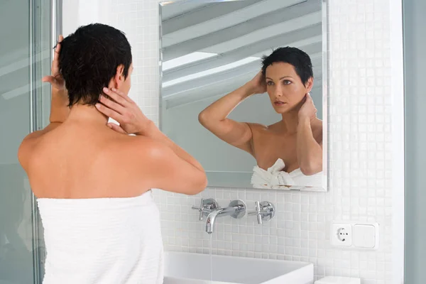 Woman Styling Her Hair — Stock Photo, Image