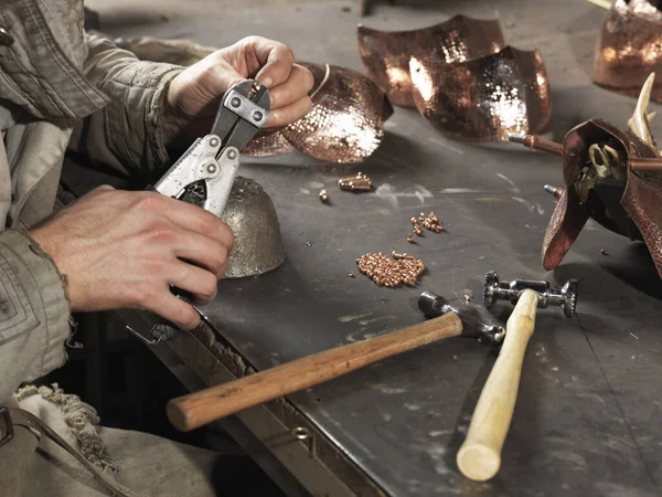 Imagen Recortada Manos Herreros Trabajando Con Remaches Cobre —  Fotos de Stock