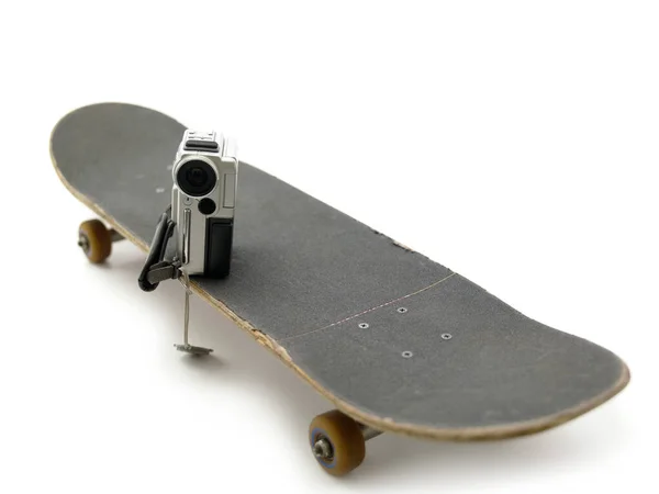 Скейтборд и видеокамера — стоковое фото