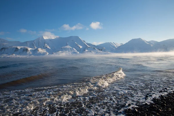 Utsikt Över Kusten Och Avlägsna Berg Svalbard Norge — Stockfoto