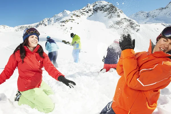 Amici Che Lottano Con Palla Neve Kuhtai Austria — Foto Stock