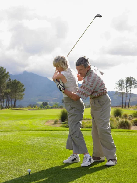 Homem Dando Mulher Uma Lição Golfe — Fotografia de Stock