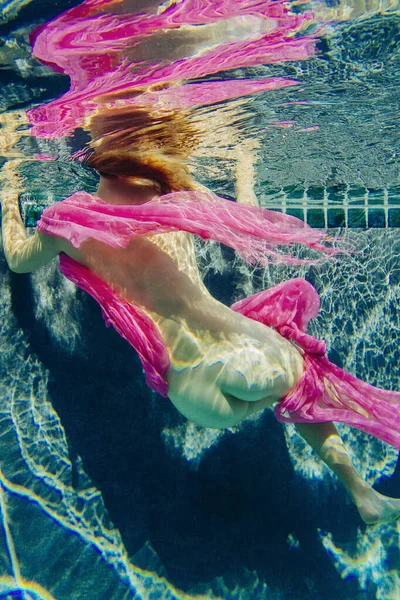 Vrouw Gedrapeerd Stof Zwemmen Halfnaakt Onder Water — Stockfoto