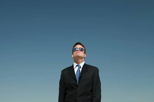 Empresário Usando Óculos Sol Olhando Para Cima — Fotografia de Stock