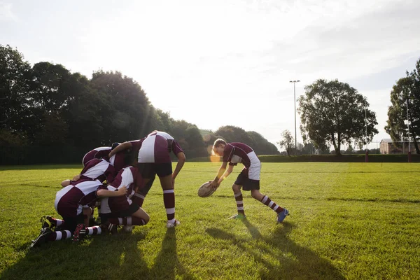 Teini Koulupoika Rugby Joukkue Ottaa Pallon Huddle — kuvapankkivalokuva