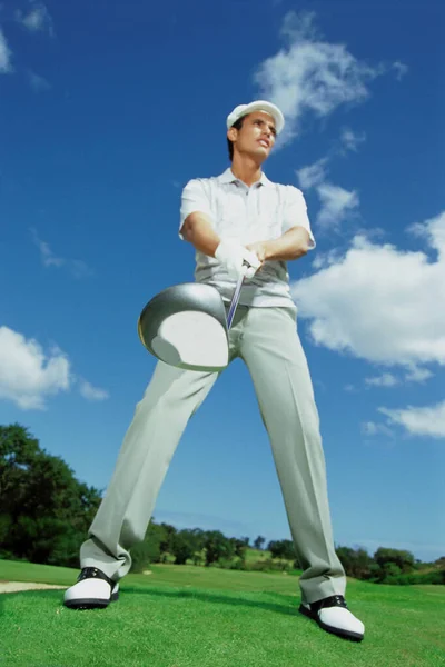 フィールドでゴルフをする男 — ストック写真