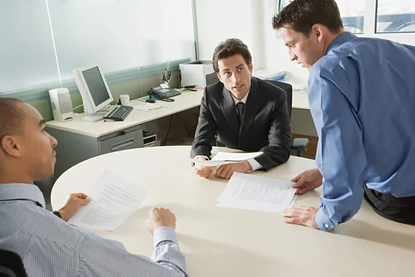 Empresários Discutindo Documento Fundo Conceito Negócio — Fotografia de Stock