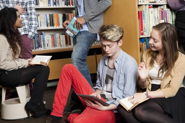 Studenten Lezen Bibliotheek — Stockfoto