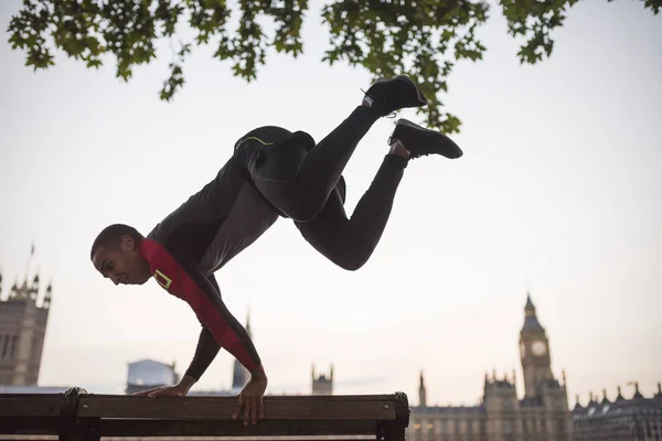 Jóvenes Saltando Sobre Banco Del Parque Southbank Londres Reino Unido — Foto de Stock