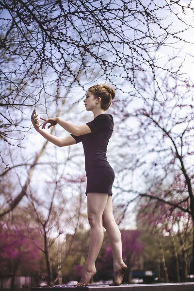 Bailarina Moderna Posando Usando Teléfono Inteligente Parque Urbano —  Fotos de Stock