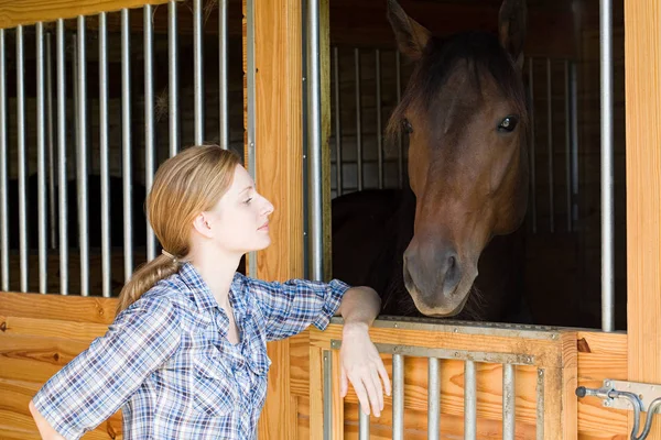 Mitte Erwachsene Frau Mit Pferd Stall — Stockfoto