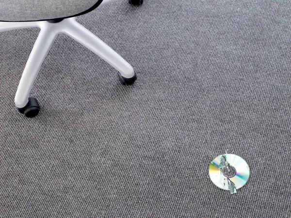 床に割れたコンパクトディスク — ストック写真