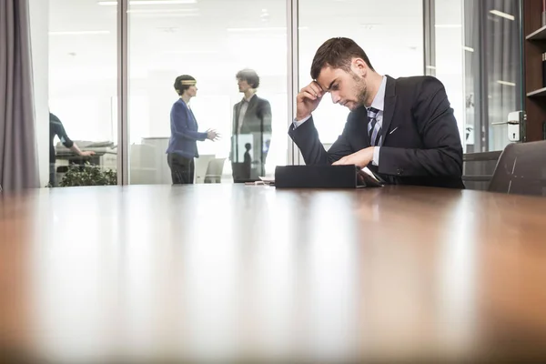 Homme Avocat Travaillant Bureau Avec Tablette Numérique — Photo