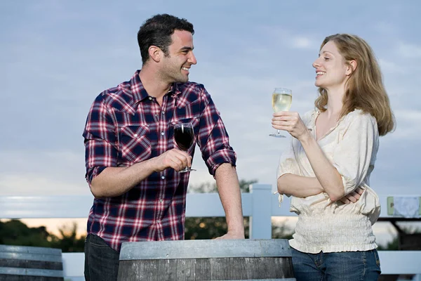 Couple Tasting Wine Vineyard — Stock Photo, Image